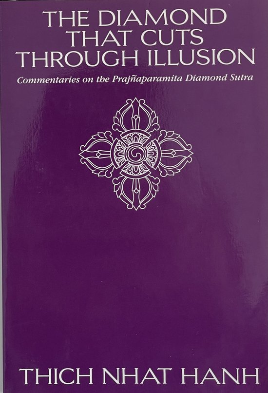 Paarse cover met witte tekst: 'THE DIAMOND THAT CUTS THROUGH ILLUSION' en 'THICH NHAT HANH'. Wit symbool in het midden.