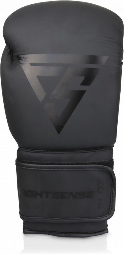 Zwarte bokshandschoen met Fightsense logo op de voorkant en op de polsband.