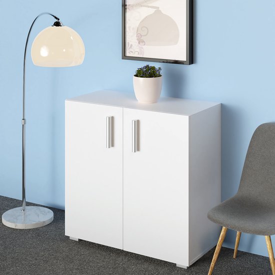 Witte kast met twee deuren in een woonkamer setting met stoel en lamp.