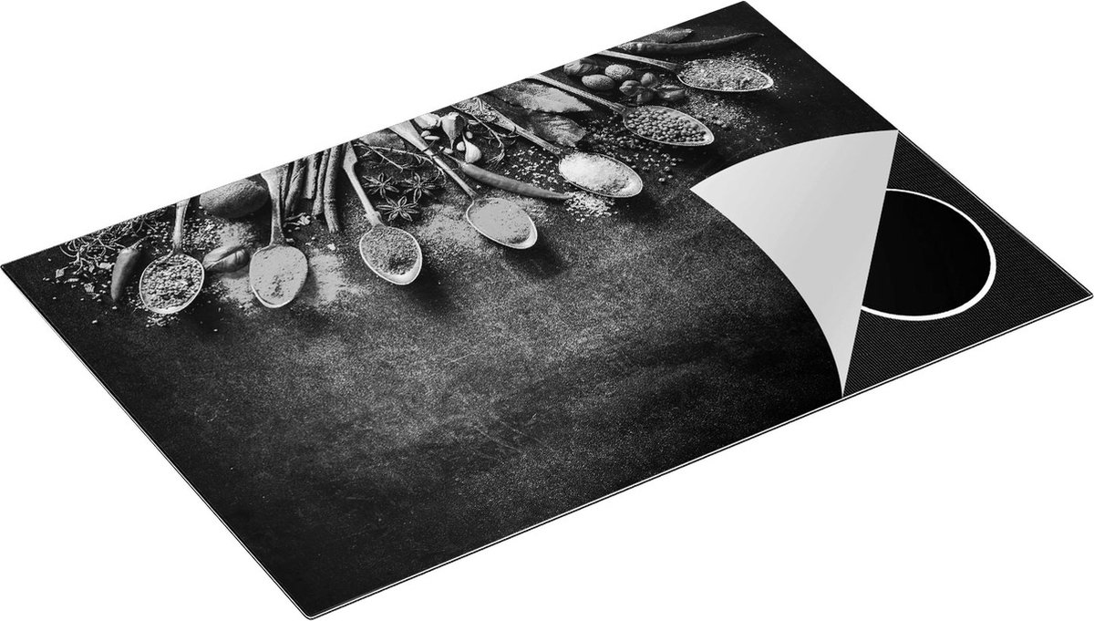 Chefcare Inductie Beschermer Kruiden en Specerijen op een Zwarte Plaat - Zwart Wit - 83x51,5 cm - Afdekplaat Inductie - Kookplaat Beschermer - Inductie Mat