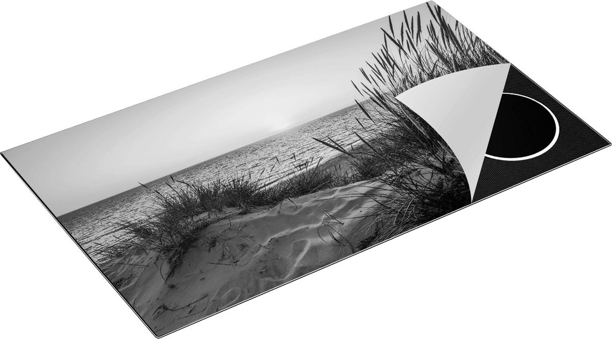 Chefcare Inductie Beschermer Strand en Zee vanuit de Duinen met Zonsondergang - Zwart Wit - 91,6x52,7 cm - Afdekplaat Inductie - Kookplaat Beschermer - Inductie Mat