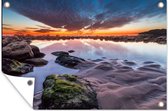 Tuinposter - Schuttingposter - Tuin - Water - Stenen - Zee - Lucht - Strand - Tuindecoratie - 180x120 cm - Tuindoek - Buitenposter