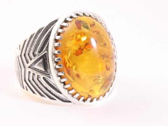 Zware bewerkte zilveren ring met amber - maat 18