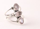 Opengewerkte zilveren ring met 3 rozenkwarts stenen - maat 19.5