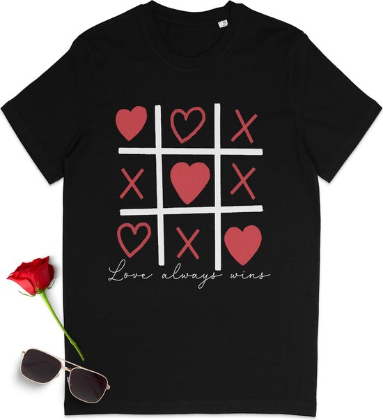 Love t shirt - Love Always Wins t-shirt - Heren t shirt - Dames t -shirt - Tshirt met print opdruk hartjes voor mannen en vrouwen - Unisex maten: S M L XL XXL XXXL - T shirt kleuren: Zwart en wit.