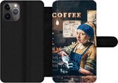 Bookcase Geschikt voor iPhone 11 Pro telefoonhoesje - Meisje met de parel - Cappuccino - Barista - Vermeer - Koffie - Schilderij - Met vakjes - Wallet case met magneetsluiting