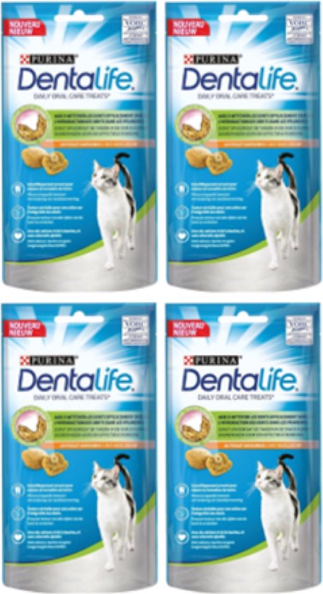 Vier verpakkingen Purina Dentalife Daily Oral Care Treats met kip. Kat met zwarte en witte vlekken staat naast de verpakking.