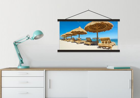 Posterhanger incl. Poster 90x45 cm - Schoolplaat - Strandstoel - Strand - Parasol - Zee - Zomer - Textielposter - Zwarte latten