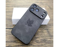 Telefoonhoesje iPhone 17 – Zwart – Esdoornblad Design – PU leer