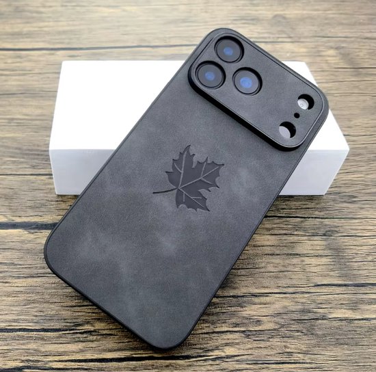 Telefoonhoesje iPhone 17 – Zwart – Esdoornblad Design – PU leer