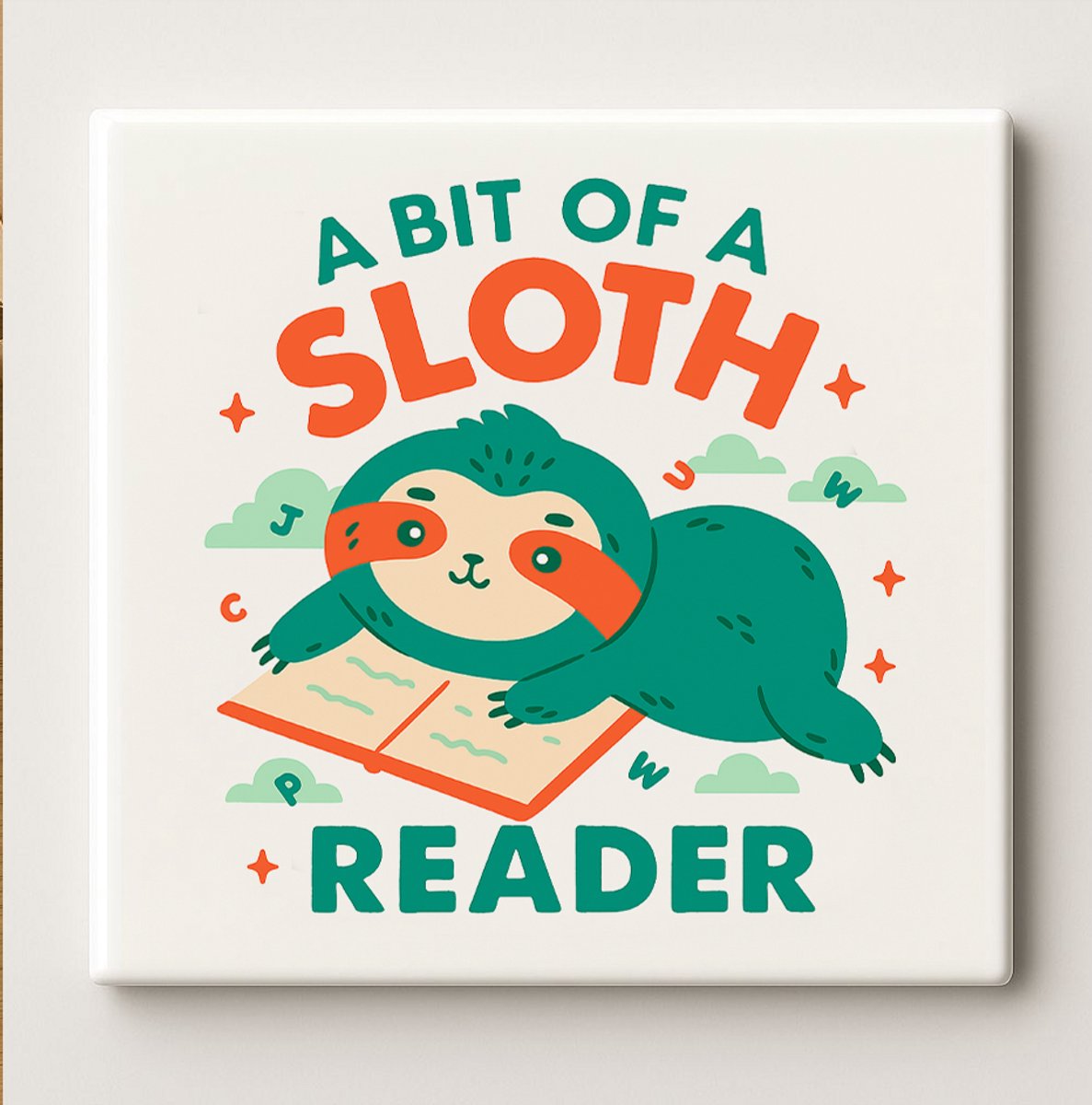 Keramische Grappige Tegel 15x15cm – “A Bit of a Sloth Reader” Schattige Luiaard met Boek O