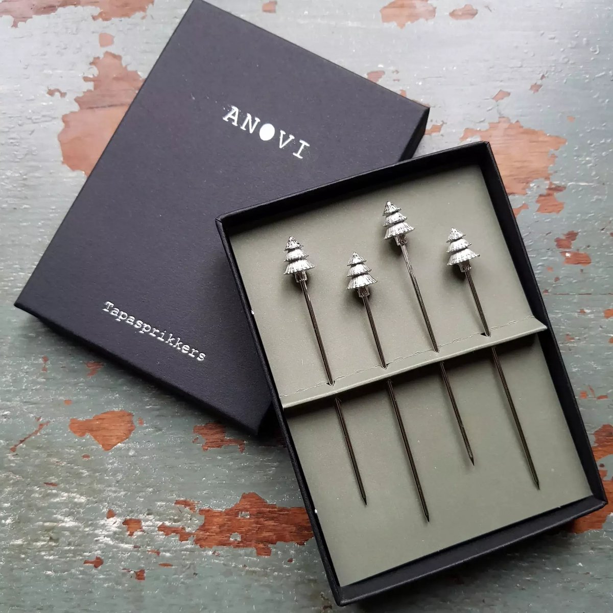 Anovi Tapasprikkers met Kerstboomontwerp – Zilvertin – 8 cm – Set van 4 in Luxe Doosje