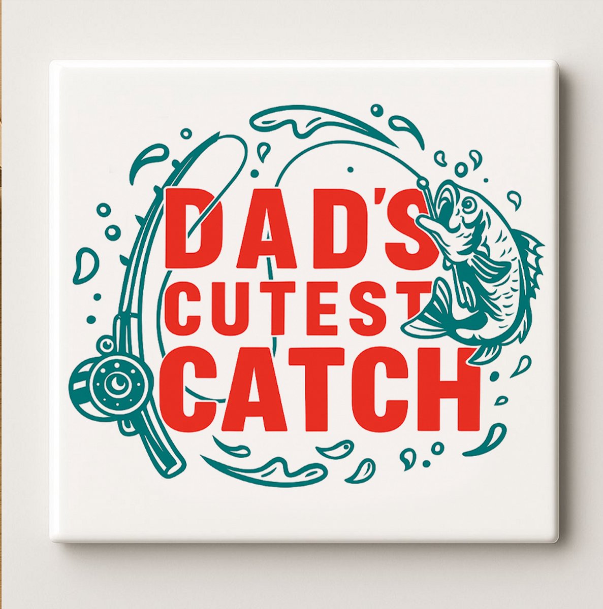 Nevolis Dad’s Cutest Catch Keramische Tegel – 15x15 cm Grappige Vissen Wandtegel – Perfect Vaderdagcadeau & Huisdecoratie voor Vaders Multi Color