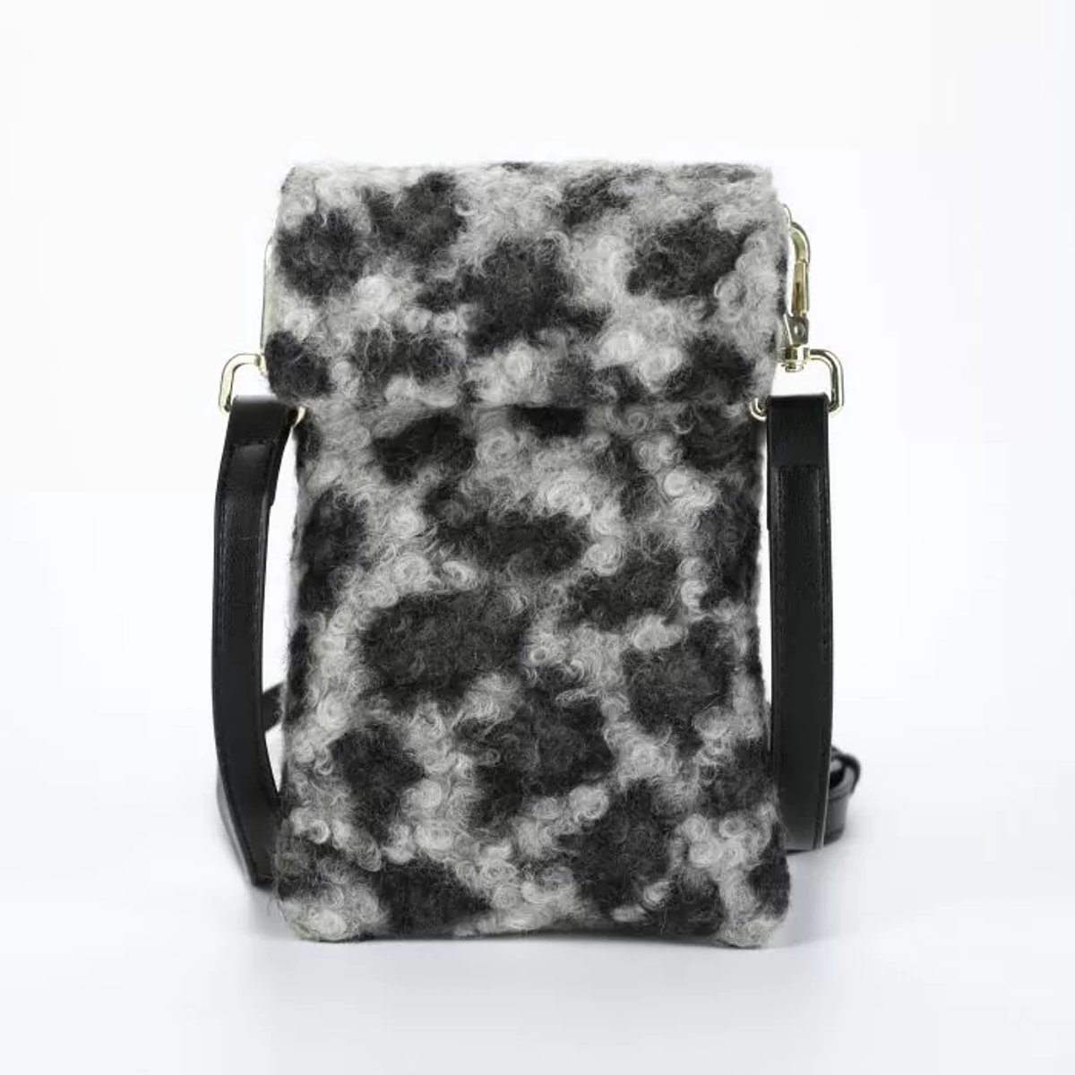 faux fur tasje leo – panterprint schoudertasje – 100% polyester – zacht bonttasje – 18 x 12 cm – dames handtasje – klein tasje met panterprint – fluffy bag – trendy tas dames – leopard print accessoires – modetasje voor avond of festival