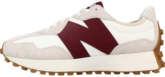 Witte New Balance sneaker met bruine 'N' logo op de zijkant, beige suède accenten en bruine zool.