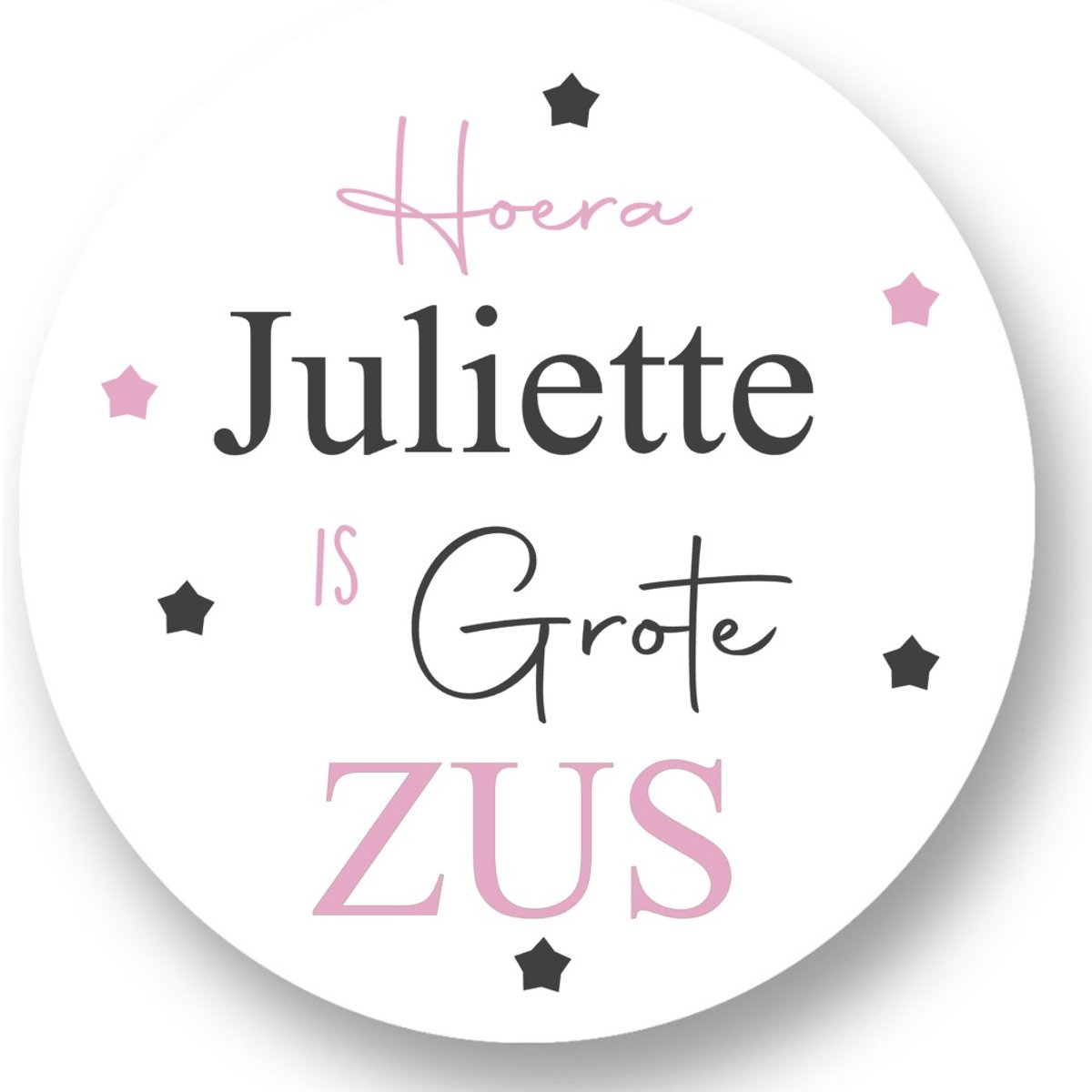 20x Sluitsticker Hoera `Naam` is grote Zus - Roze - 40 mm - Geboorte Sticker - Sluitzegel - Sticker Geboortekaart Meisje - Baby nieuws - Trakteren Broer Zus Basisschool Kinderdagverblijf - Glossy - Sluitzegel - Wensetiket - RoNa Design