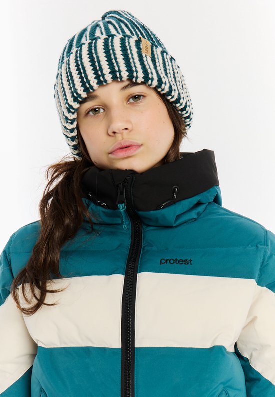 Close-up van gezicht van meisje met turquoise ski-jas met witte en beige strepen en gestreepte muts.