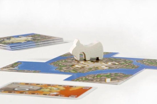 Houten geitenfiguur op speelveld met landschapskaarten en getallen 3, 8, 5.