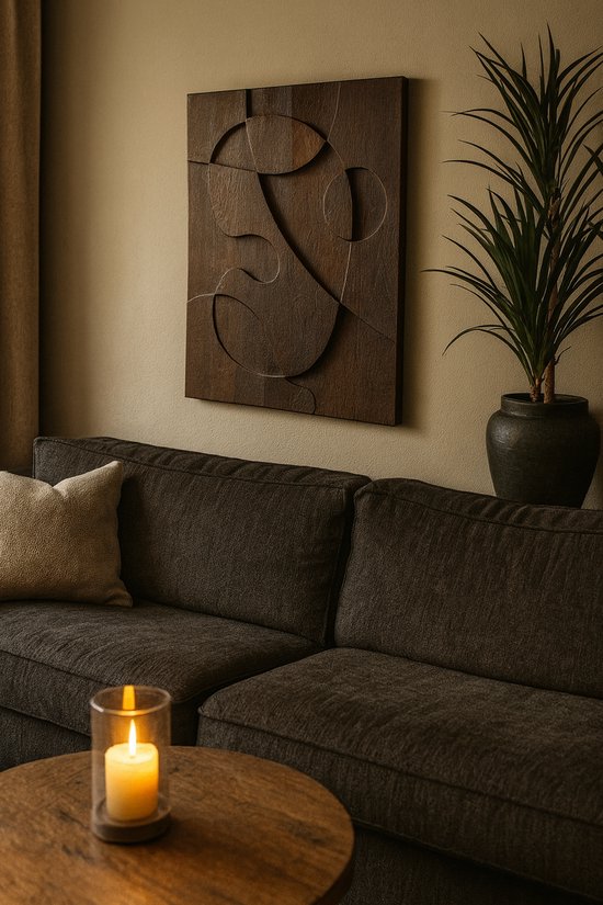 Bruin houten wandpaneel met abstract reliëf, hangend boven een donkergrijs bankstel met kussens.