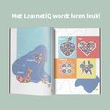 Boekpagina met creaties van LearnetiQ magneetstenen: appel, hart, hashtag, krab, vliegtuig, zwaan, vis.