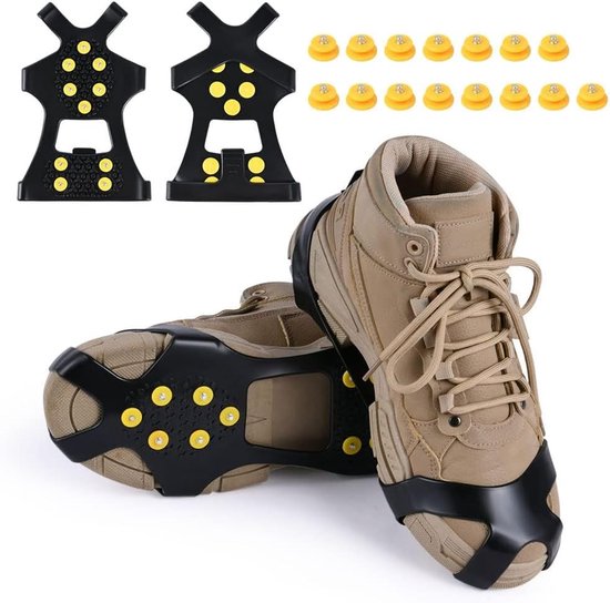 Zwarte antislip schoenklauwen met 10 gele spikes, naast bruine wandelschoenen. Twee losse schoenklauw-voorbeelden en gele spikes.