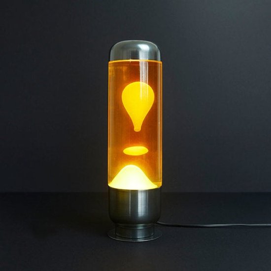Gouden lava lamp met een oranje vloeistof en gele lava die opstijgt. Metalen basis en dop.