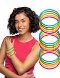 Vrouw met donkere krullen draagt een roze top en een stapel felgekleurde armbandjes om haar pols. Een stapel armbandjes ligt rechts.