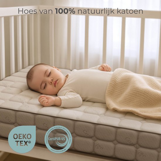 Baby slaapt op een matras met een 100% katoenen hoes en Oeko-Tex en CertiPUR-US keurmerken.