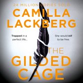 Boek The Gilded Cage van Camilla Läckberg, met een gebroken zwarte veer en oranje tekst.