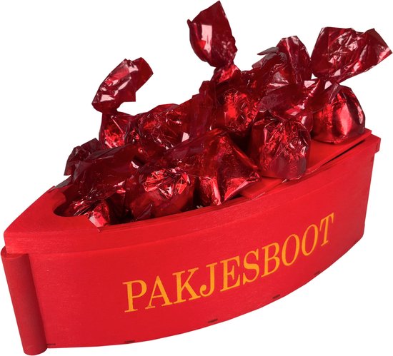 Rode houten pakjesboot gevuld met rode, glimmende snoepjes.