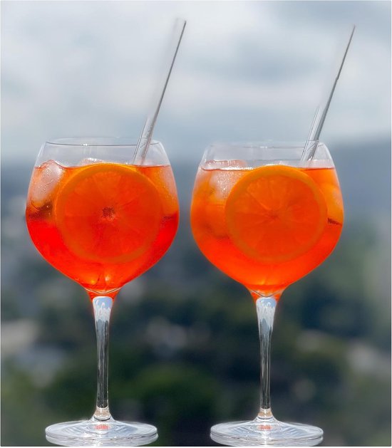 Glas Van Koude Aperol-spritz-cocktail Van Ijs, Geserveerd In Een Wijnglas Met Oranje Plakjes Ijskoude Op Tafel Ai Illustratie Fantasie Image279165540