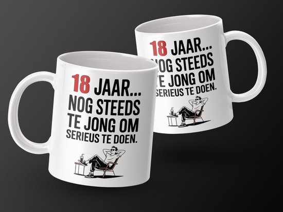 Twee witte mokken met tekst "18 JAAR... NOG STEEDS TE JONG OM SERIEUS TE DOEN." en illustratie van een relaxte man.