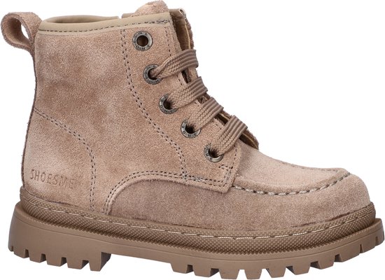 Nog een paar beige suède veterlaarsjes met dikke zool en Shoesme logo op de zijkant.