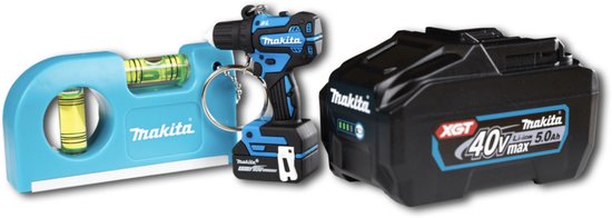 Makita gereedschap op een witte achtergrond: waterpas, miniboormachine en 40V XGT 5.0Ah batterij.