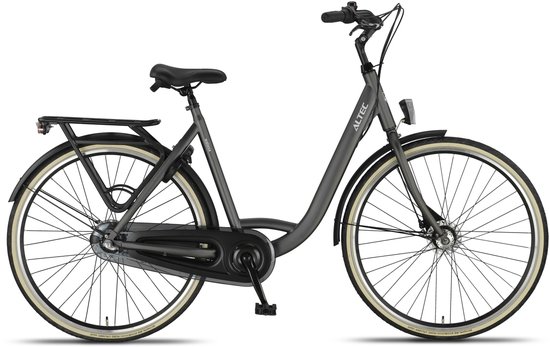 Grijze Altec damesfiets met crèmekleurige banden, bagagedrager, zwart zadel en voorlamp.