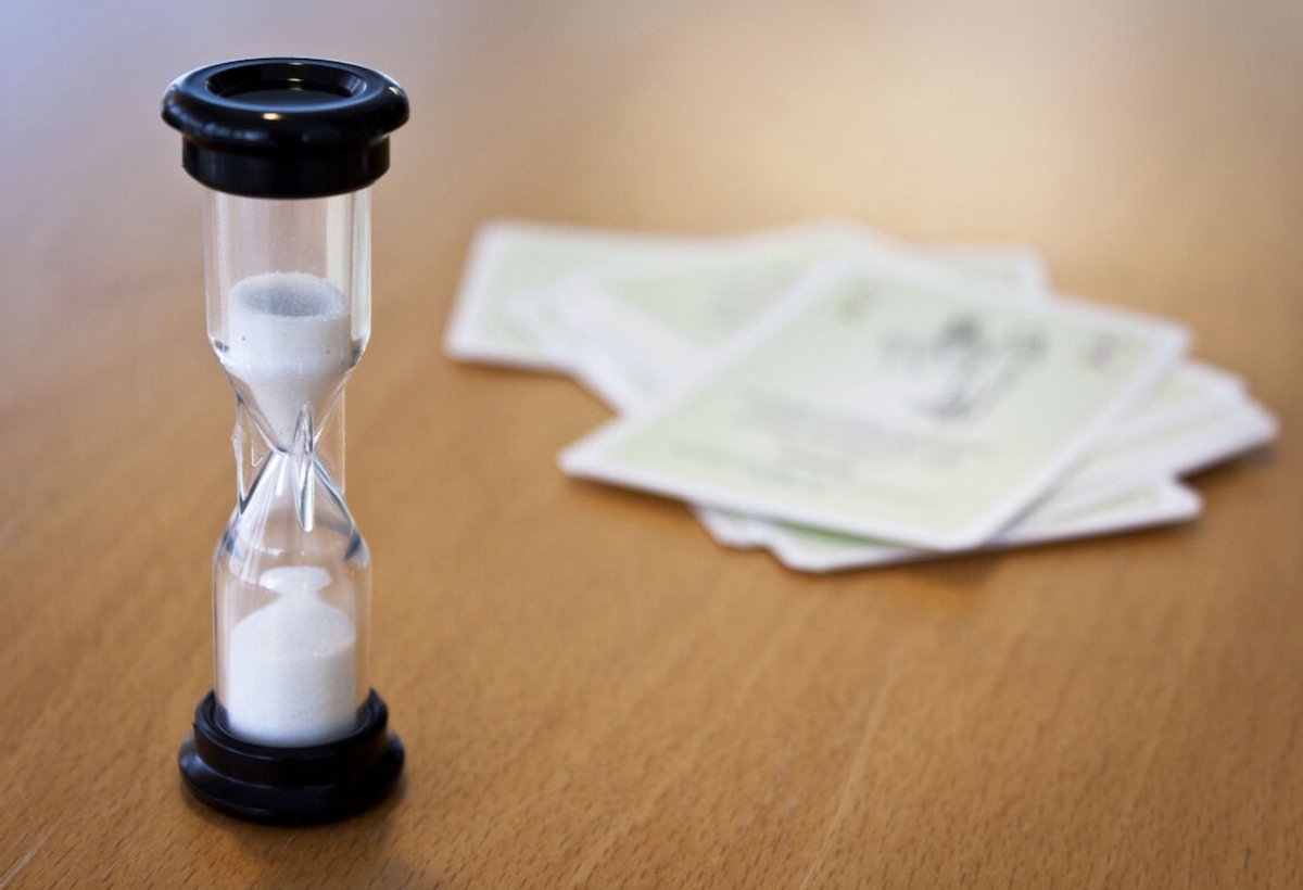 Tactic Wedden Dat Je Het Kan? 2 - Bordspel - Familiespel - Partyspel - Nieuwe Denk- en Doe Opdrachten - Wedden met Speelgeld - 300 Kaarten - Inclusief Wedden Dat Bal - Met Junioropdrachten - 3 tot 6 Spelers - Vanaf 8 Jaar — afbeelding 4