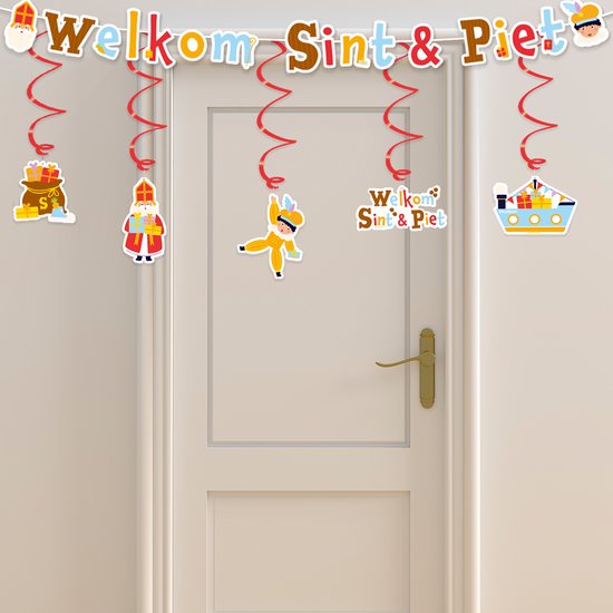 Deur versierd met Sinterklaas en Piet slingers en hangers, inclusief de tekst 'Welkom Sint & Piet'.