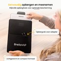 Vrouw doet de daglichtlamp met bruine rand in een zwarte opberghoes met een vakje voor de adapter.