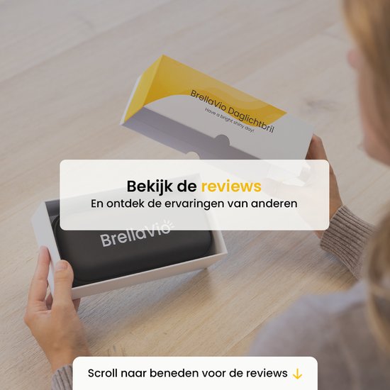Handen openen een witte doos met een zwarte draagcase met 'BrellaVio' erop. Tekst: Bekijk de reviews.