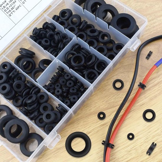Een doorzichtige plastic opbergdoos met meerdere compartimenten gevuld met diverse zwarte rubberen doorvoertules, met naast de doos enkele doorvoertules en zwarte, rode en blauwe elektrische draden met kabelbinders.