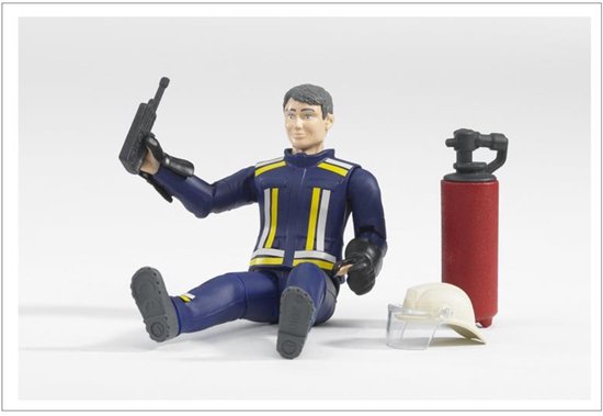Brandweerman zittend, donkerblauw uniform met gele strepen, houdt portofoon vast. Naast hem brandblusser, helm.