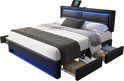 Zwart bed met beddengoed en blauwe LED-verlichting. Lades zijn uitgetrokken met opbergruimte.