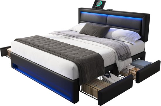 Zwart bed met beddengoed en blauwe LED-verlichting. Lades zijn uitgetrokken met opbergruimte.