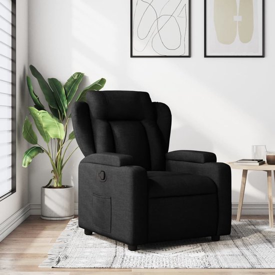 Zwarte fauteuil in een woonkamerinterieur.