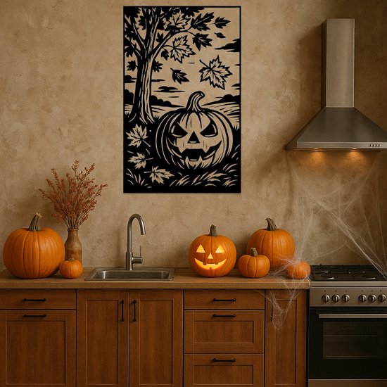Une décoration murale sur le thème d'Halloween : une citrouille effrayante avec un sourire narquois à côté d'un arbre aux feuilles tombantes, dans une cuisine avec des citrouilles.