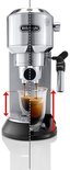 Zilverkleurig De'Longhi espressoapparaat dat espresso zet in een glaasje, met afmetingen indicatie.