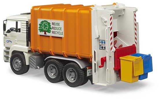 Zijaanzicht van witte vuilniswagen met oranje container. Tekst op zijkant: 'REUSE REDUCE RECYCLE'. Twee vuilnisbakken (geel, blauw) achter de wagen.