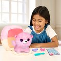 Meisje met donker haar lacht naast een roze pluizige puppy en een roze dierenkooi.