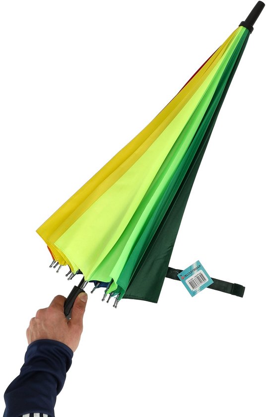 Hand die een regenboogparaplu vasthoudt. De paraplu is gedeeltelijk gesloten, met veelkleurige vlakken van groen tot geel en oranje.