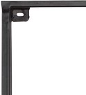 Detail van een zwart metalen wandplank frame met een ophangoog.
